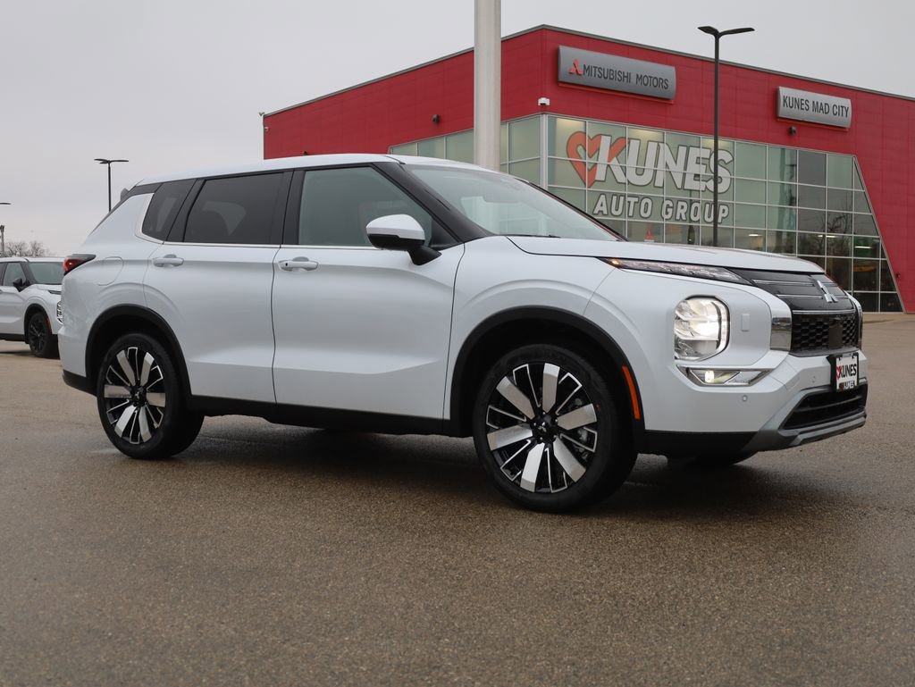 New 2025 Mitsubishi Outlander SE image 2