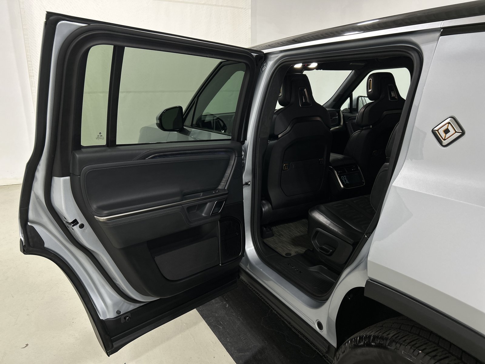 Used 2024 Rivian R1S Adventure AWD/4WD image 17