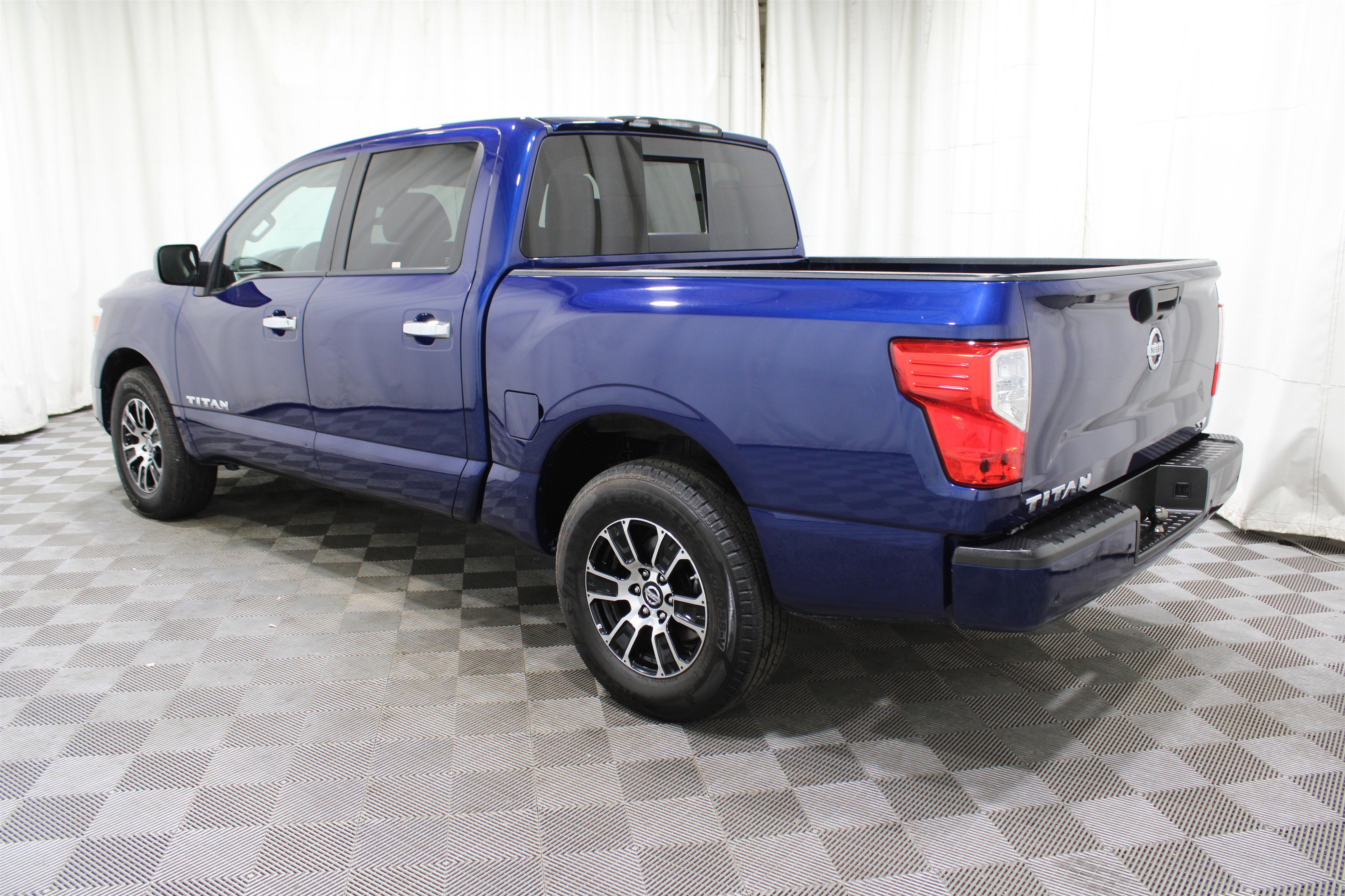 Used 2021 Nissan Titan SV image 34