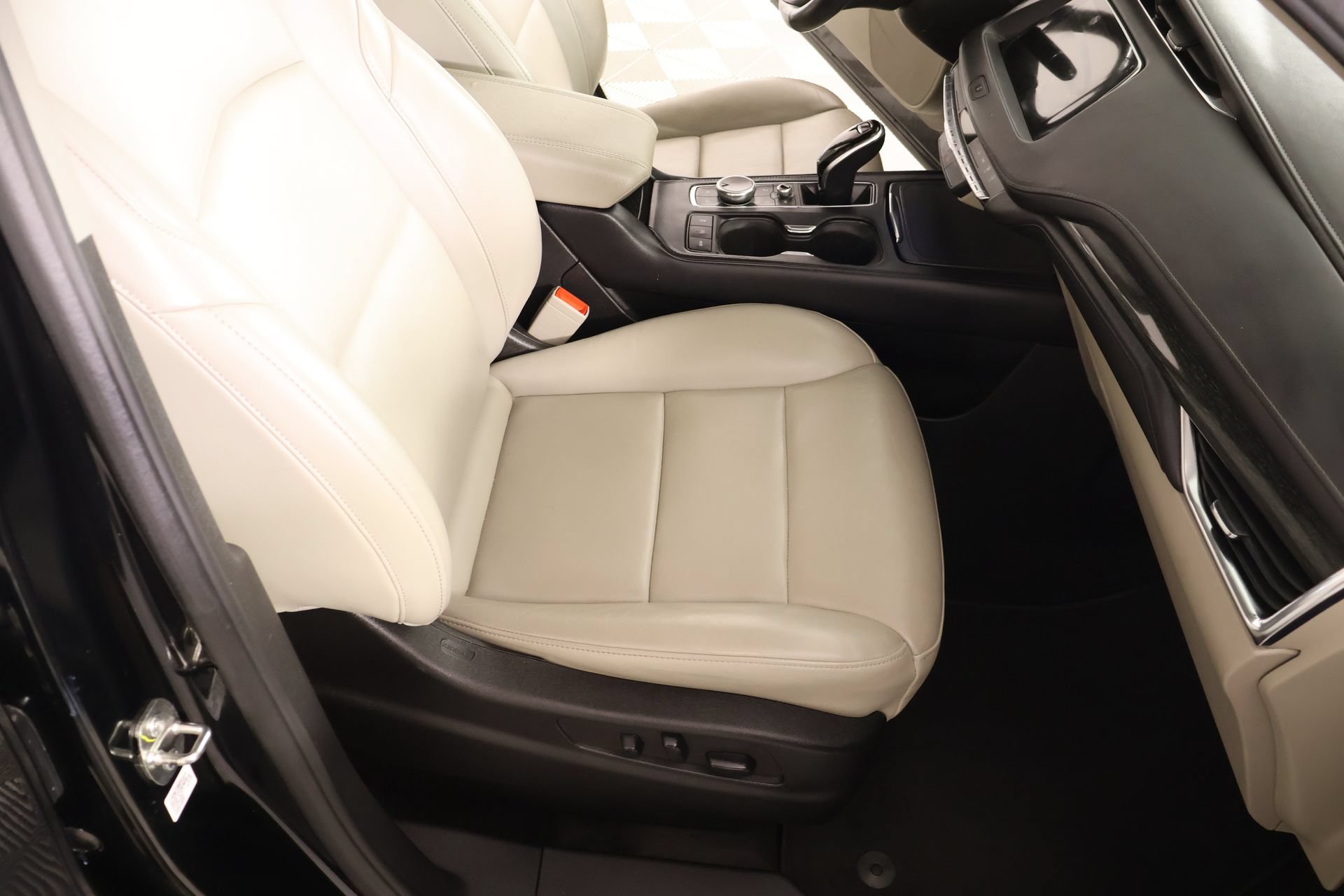Used 2022 Cadillac XT4 Premium Luxury w/ Safety Alert Package AWD/4WD image 12