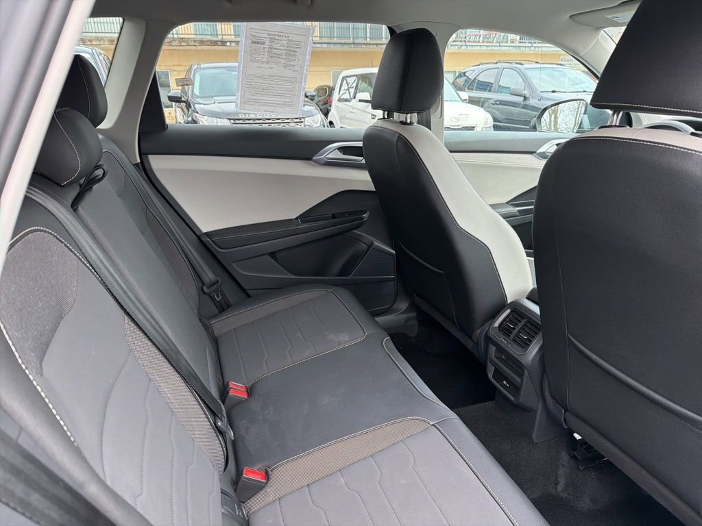 Used 2025 Volkswagen Taos SE AWD/4WD image 12
