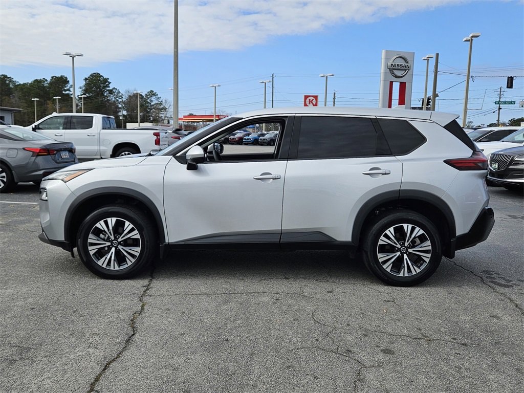 Used 2021 Nissan Rogue SV image 2
