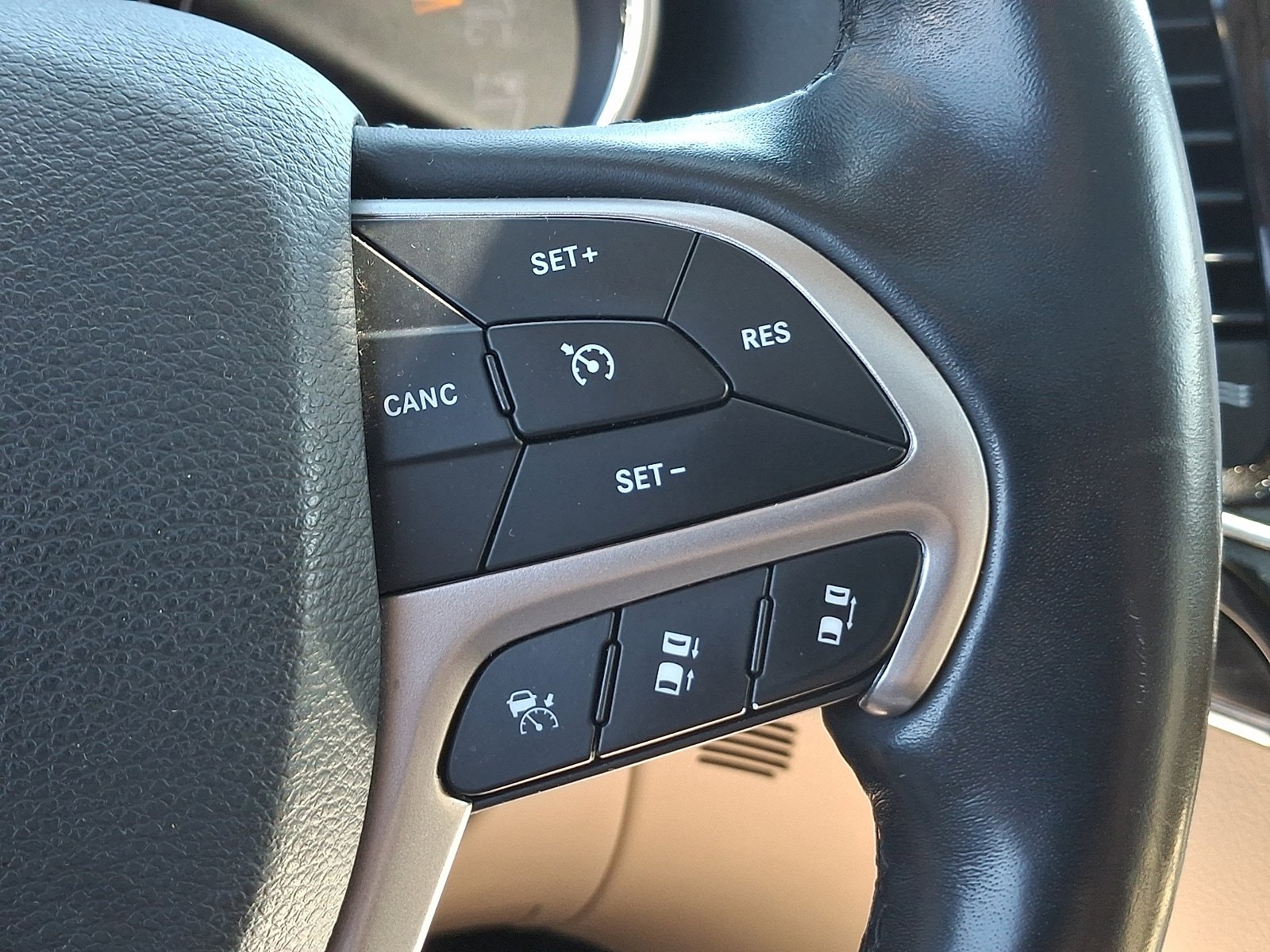 Used 2020 Jeep Grand Cherokee Limited w/ Luxury Group II AWD/4WD image 23