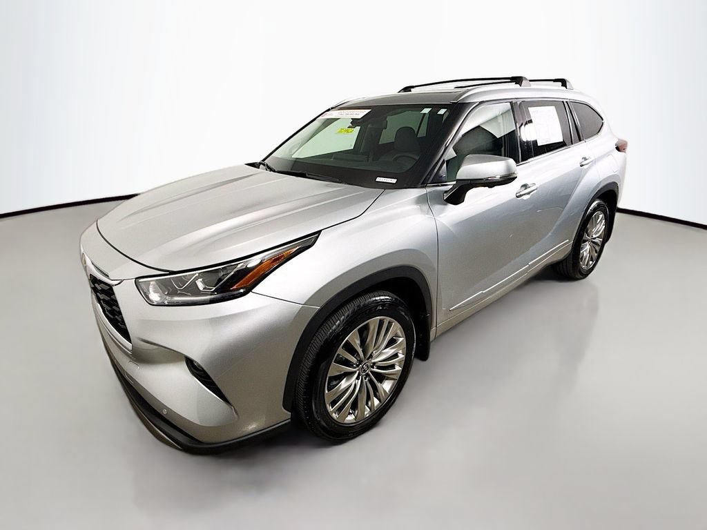 Certified 2025 Toyota Highlander Platinum AWD/4WD image 3
