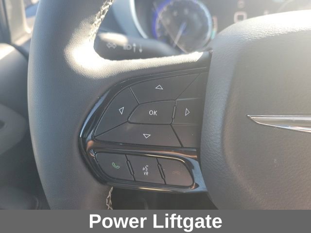 Used 2025 Chrysler Pacifica Limited image 9