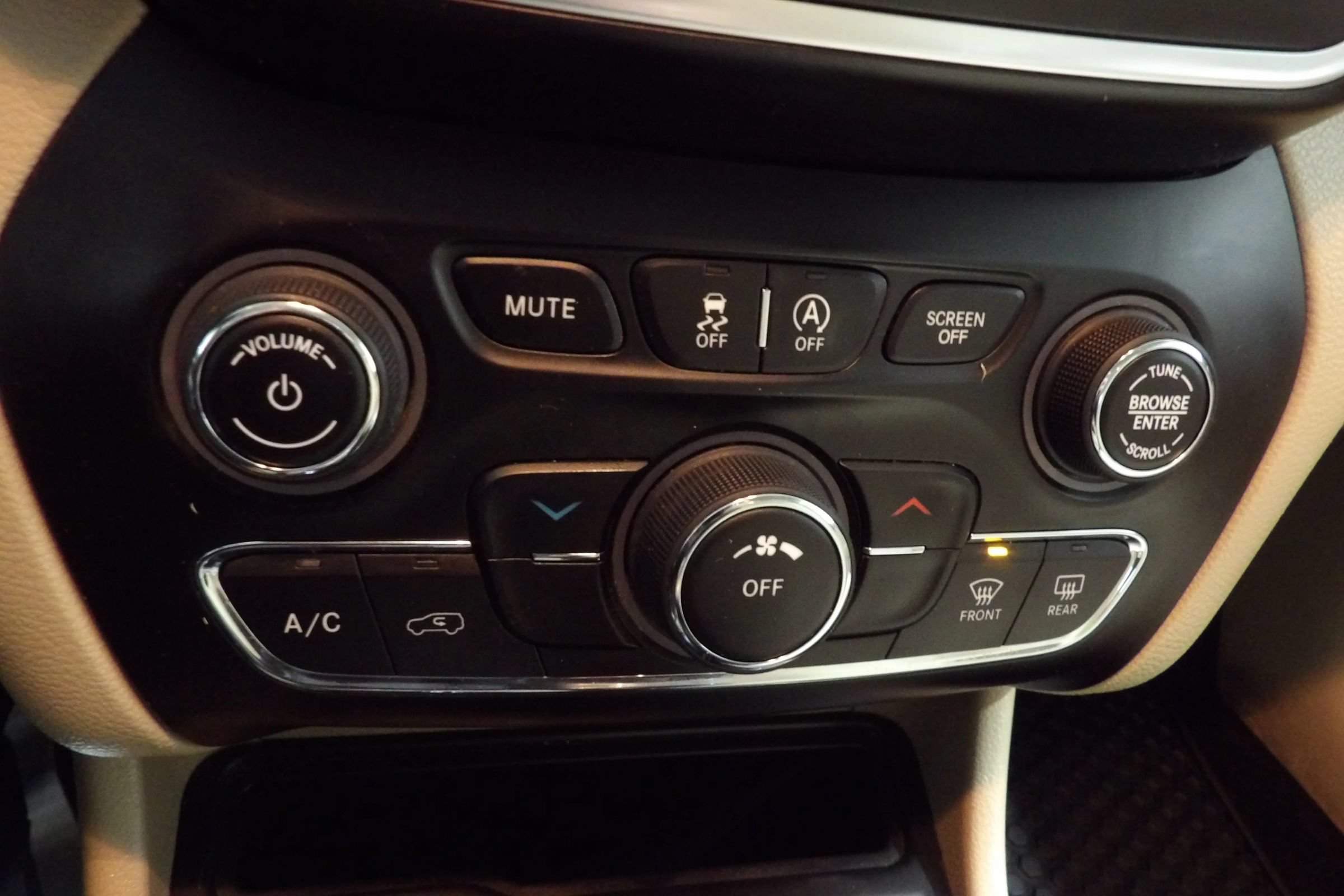 Used 2019 Jeep Cherokee Latitude w/ Cold Weather Group AWD/4WD image 15
