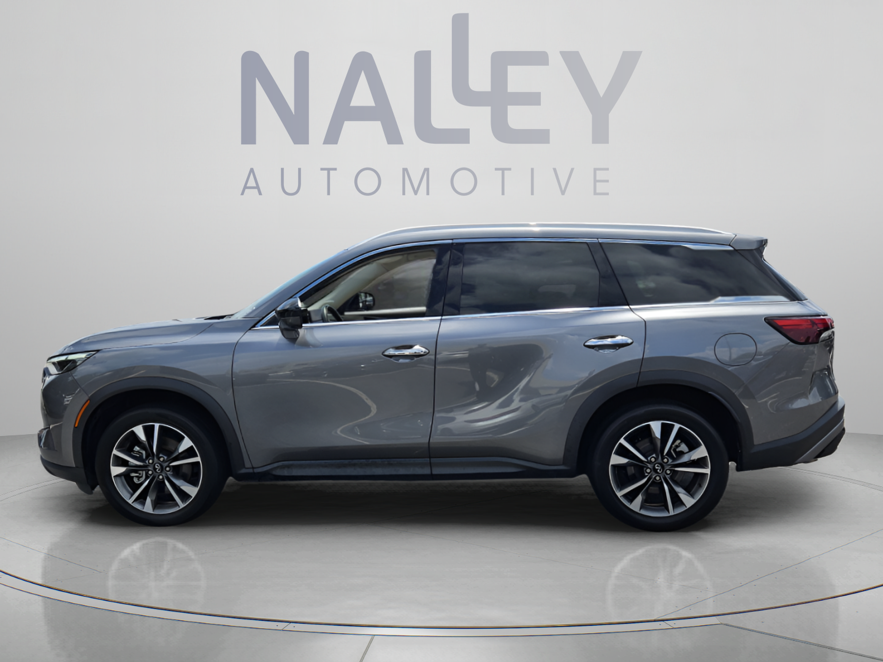 Used 2025 INFINITI QX60 Luxe w/ Vision Package FWD image 2