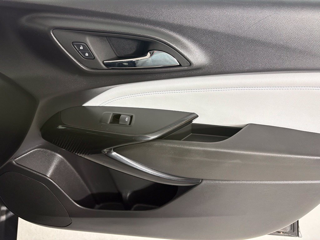 Used 2025 Chevrolet Trax LT FWD image 12