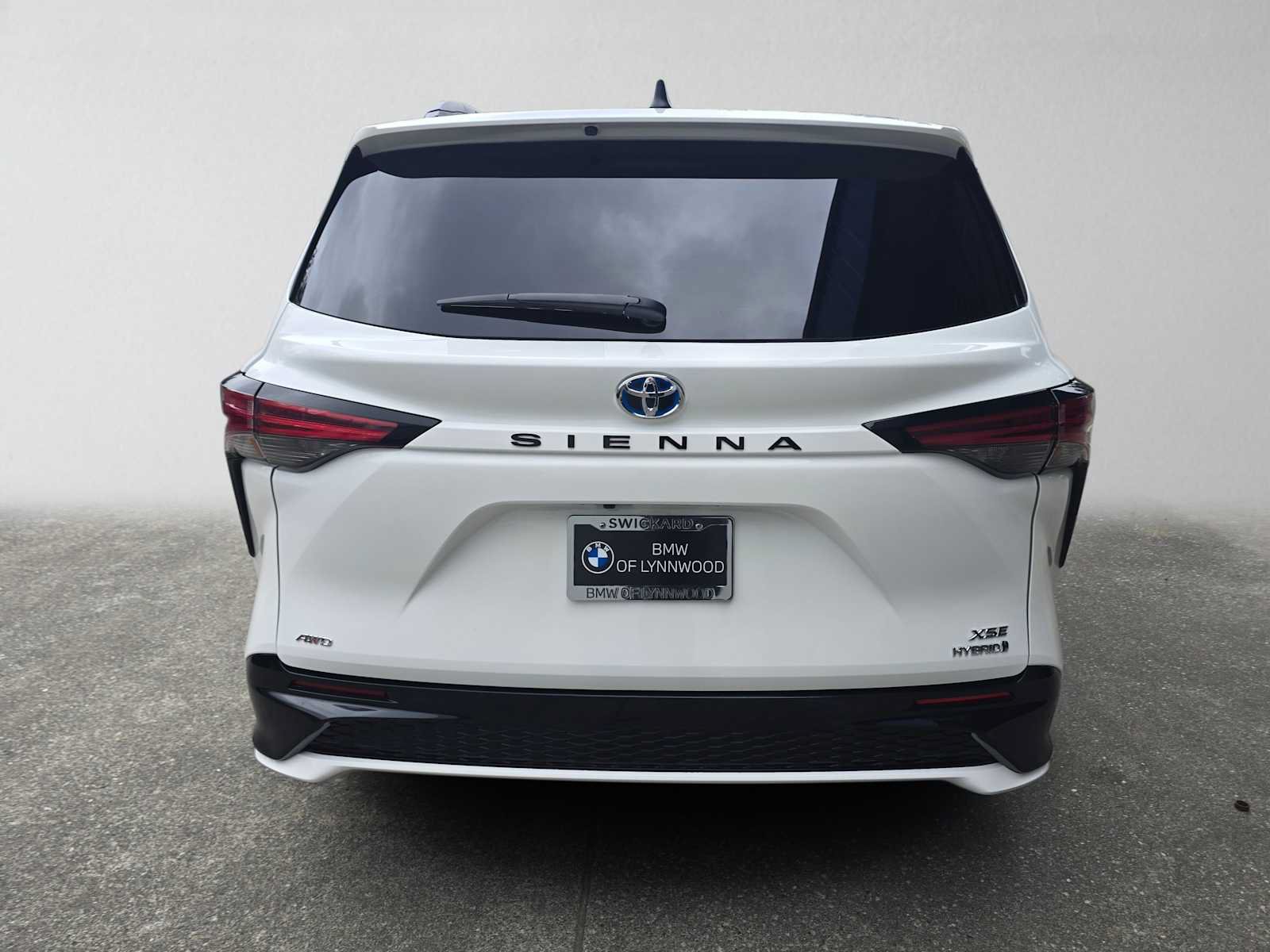 Used 2024 Toyota Sienna XSE AWD/4WD image 4