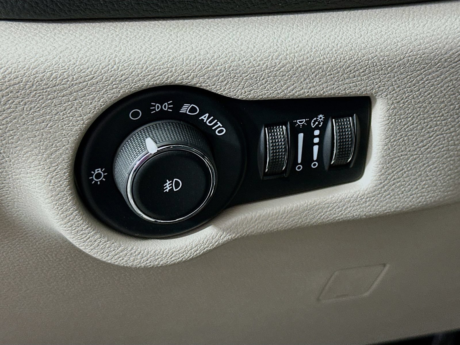 Used 2023 Chrysler Pacifica Touring-L FWD image 11