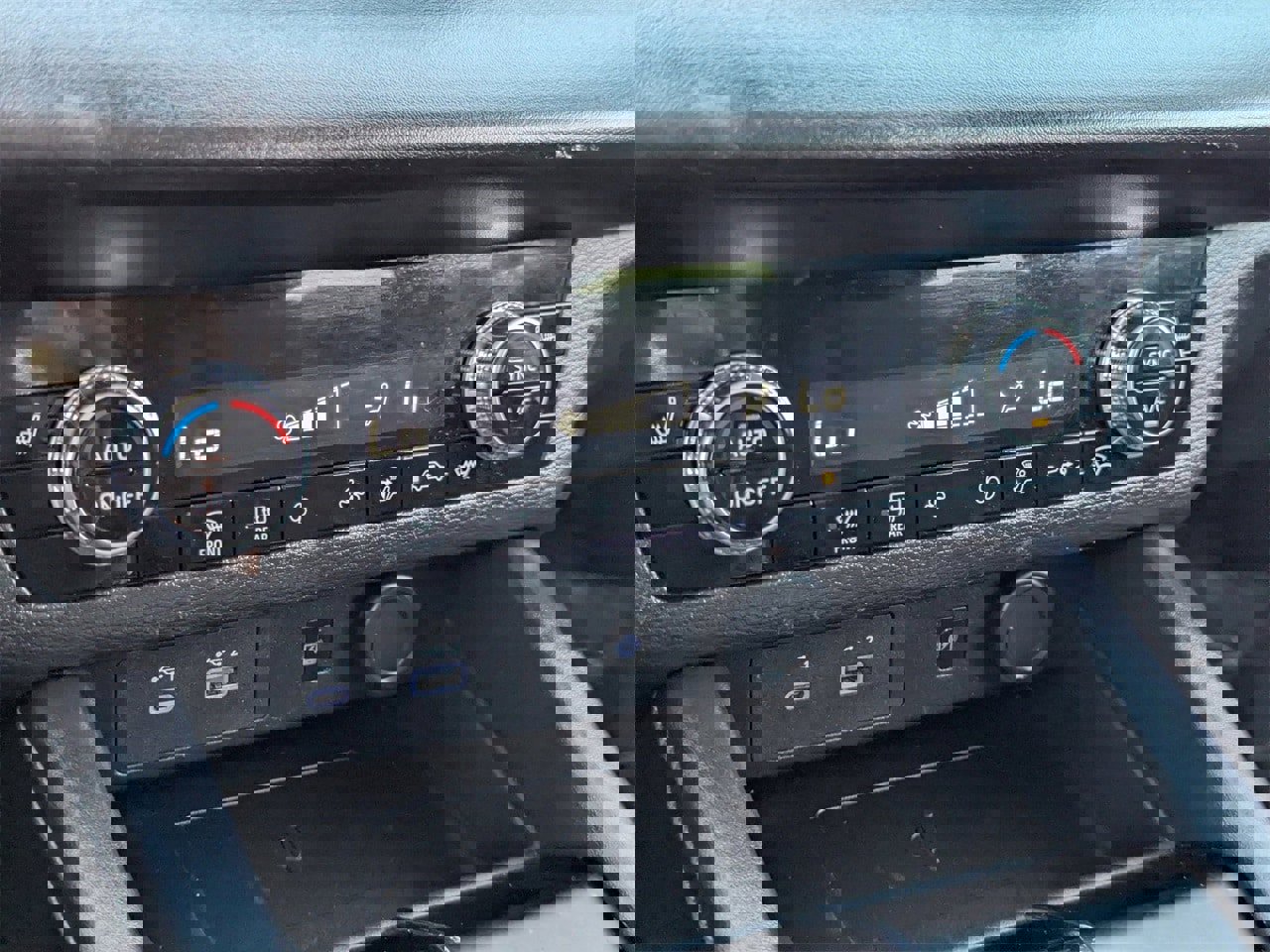 Used 2024 Mitsubishi Outlander AWD image 26