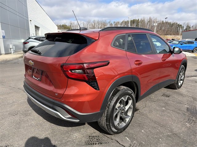 Used 2024 Chevrolet Trax LT w/ Driver Confidence Package image 3