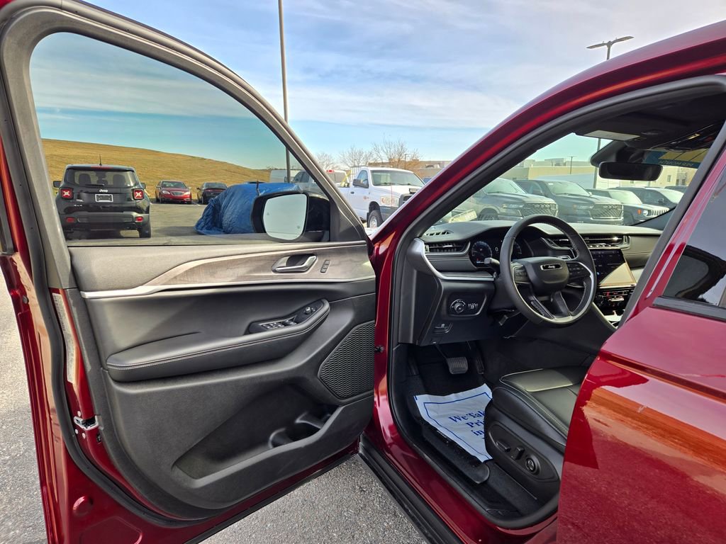 Used 2025 Jeep Grand Cherokee Limited w/ Black Appearance Package image 11