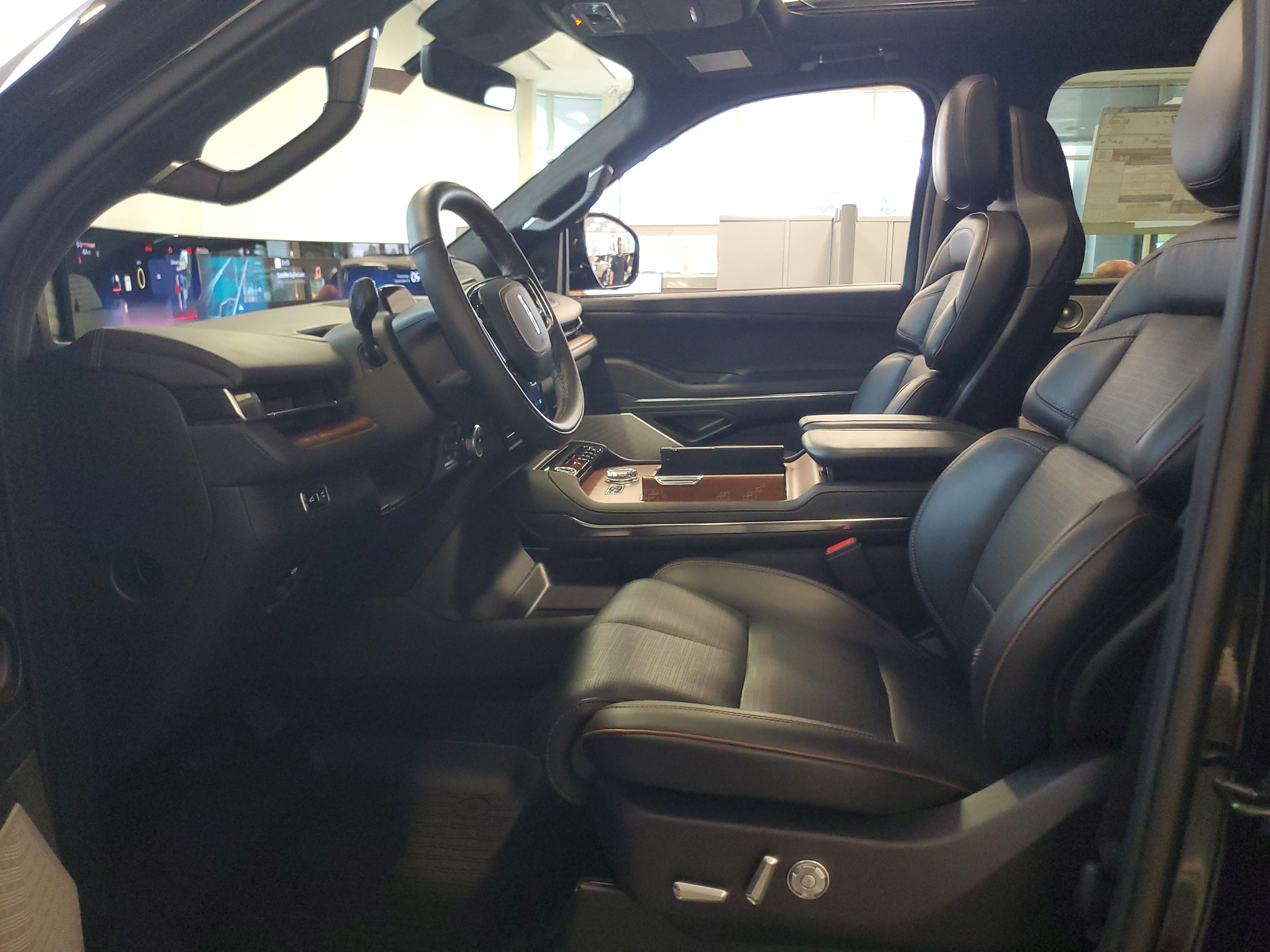 New 2026 Lincoln Navigator L Black Label AWD/4WD image 12