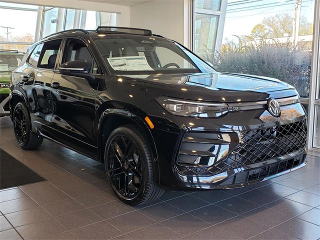 New 2026 Volkswagen Tiguan SE R-Line image 1