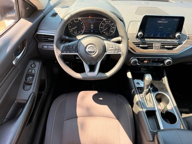 Used 2024 Nissan Altima 2.5 SV FWD image 14
