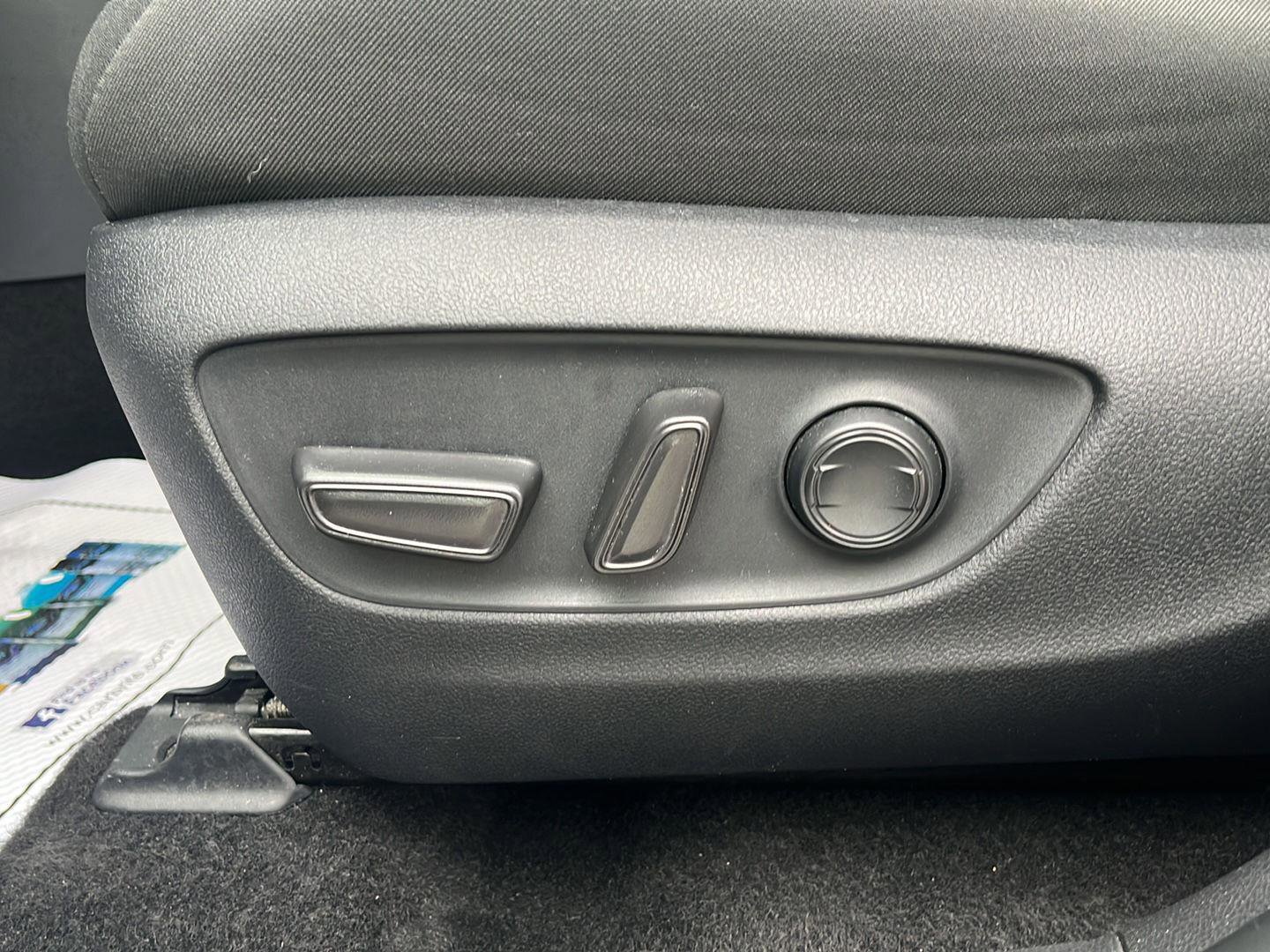 Used 2025 Toyota RAV4 XLE AWD/4WD image 21