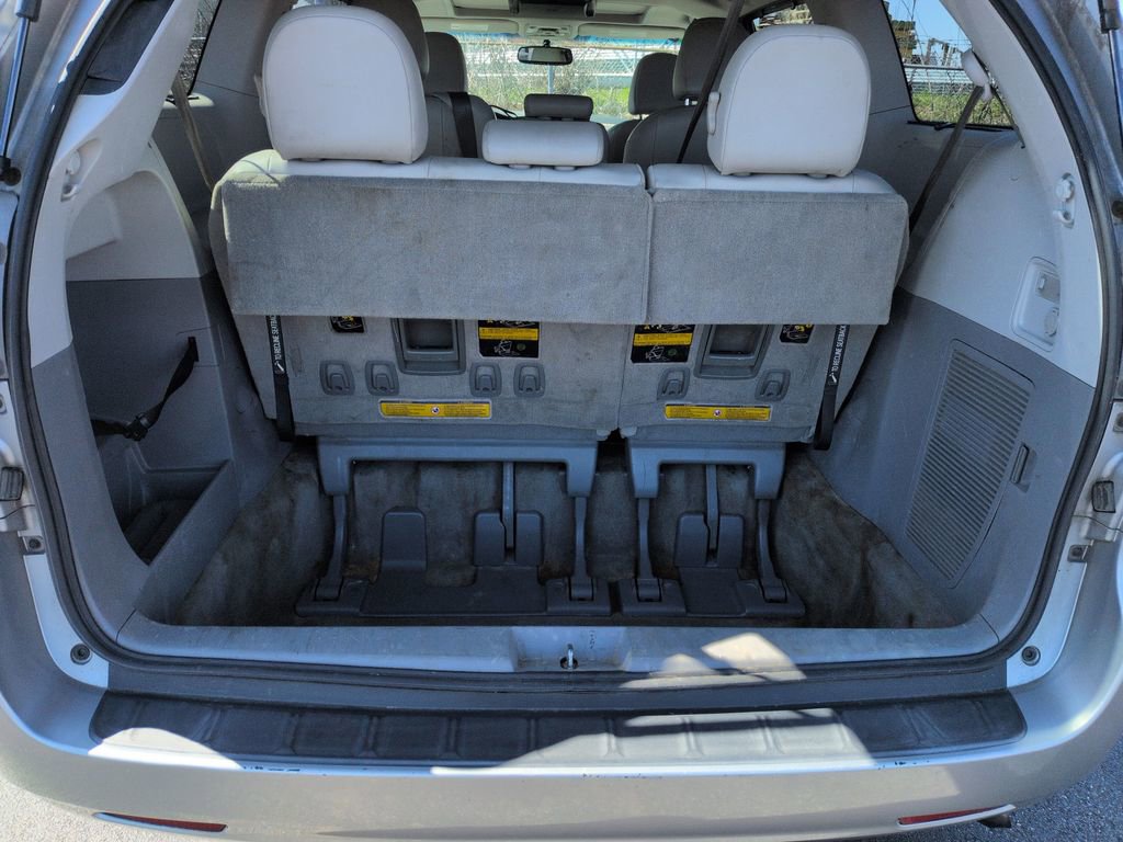 Used 2013 Toyota Sienna XLE image 23