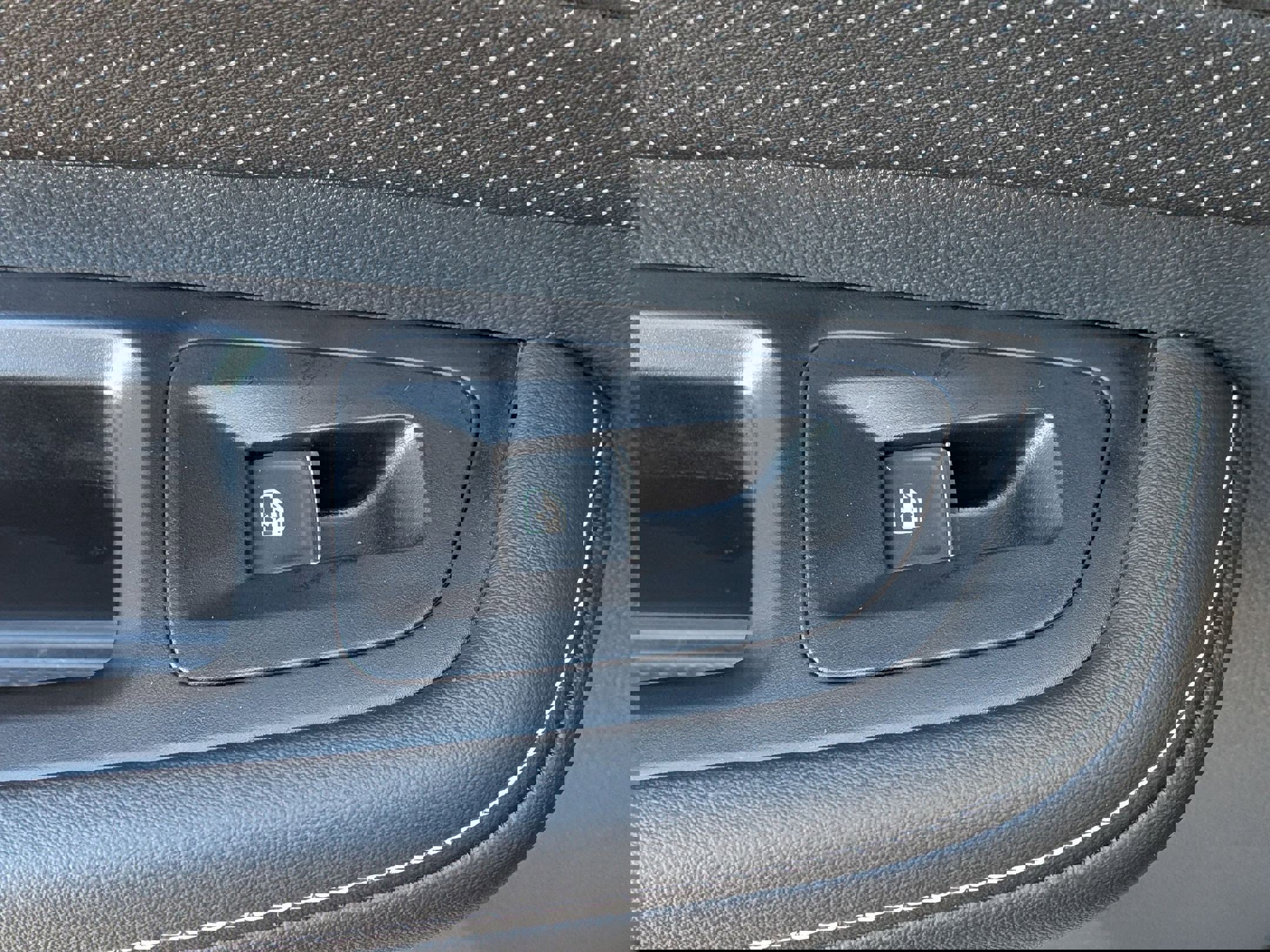 Used 2025 Volkswagen Atlas SE image 28