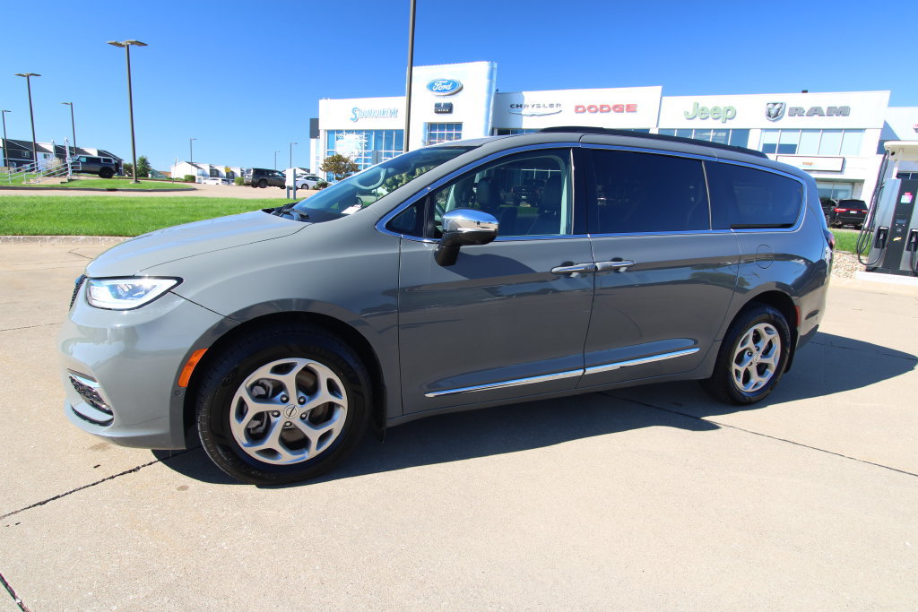 Used 2023 Chrysler Pacifica Limited w/ Uconnect Theater Family Group AWD/4WD image 21