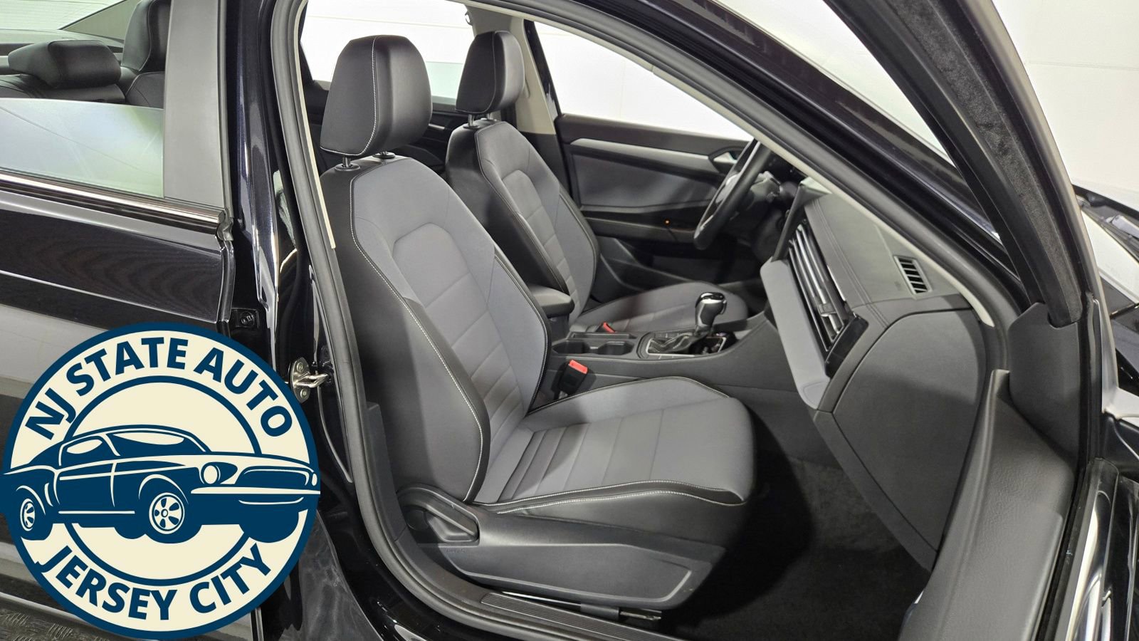 Used 2025 Volkswagen Jetta SE image 29