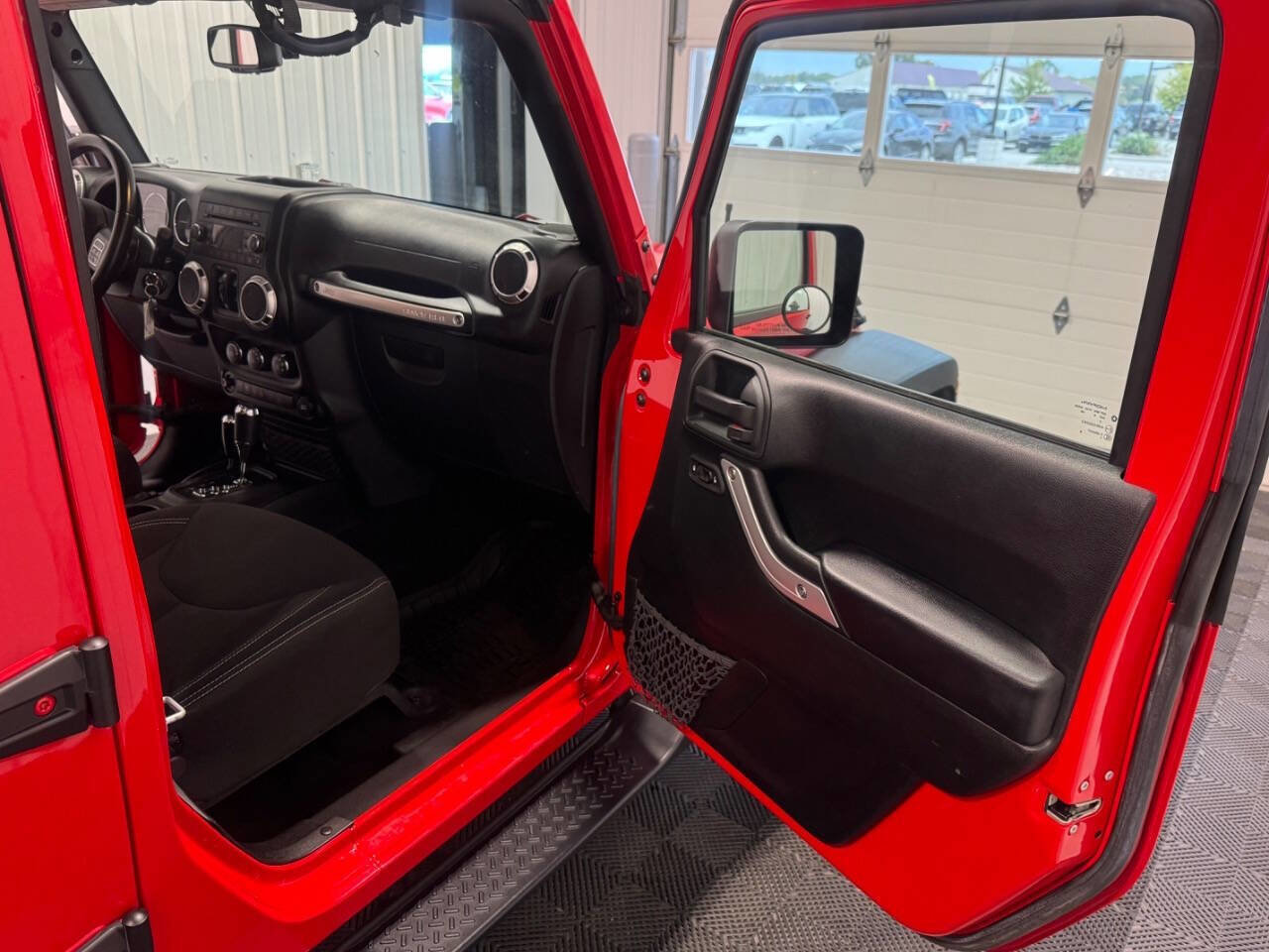 Used 2016 Jeep Wrangler Unlimited Rubicon w/ Connectivity Group image 15