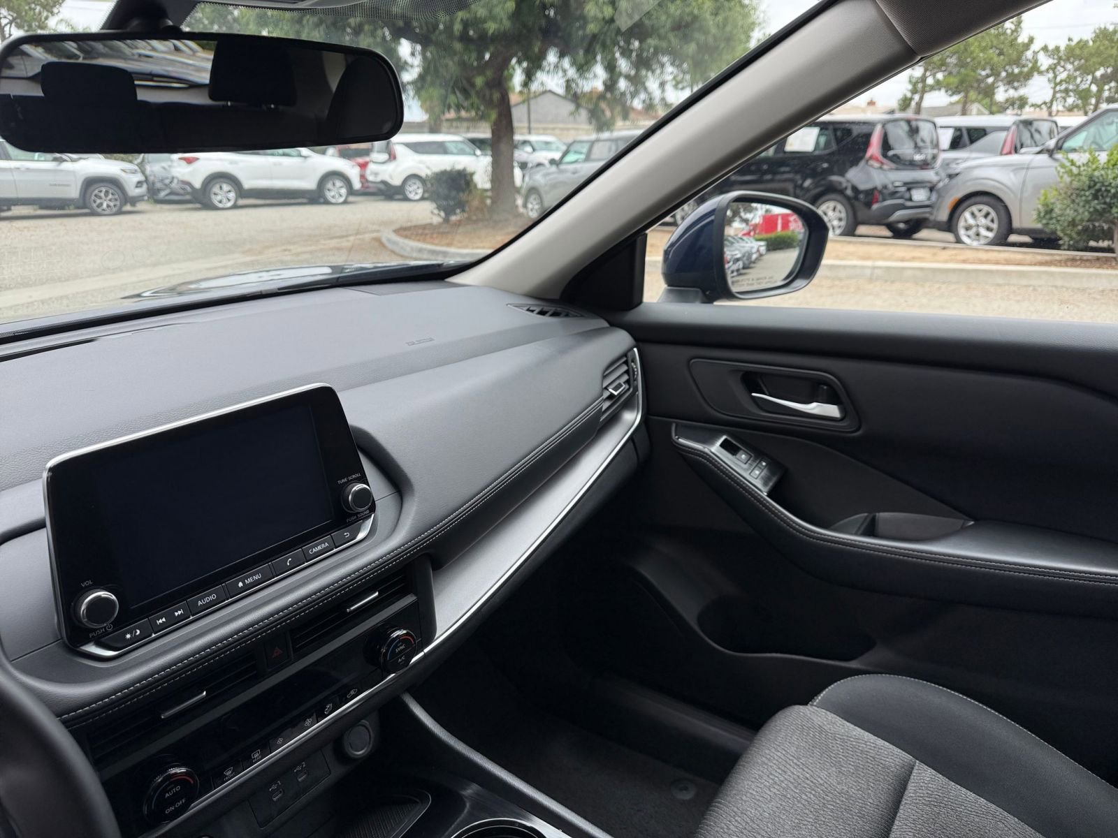 Used 2025 Nissan Rogue SV FWD image 33