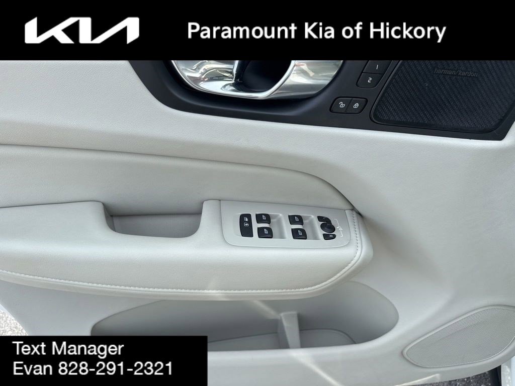 Used 2022 Volvo XC60 T8 Inscription image 18