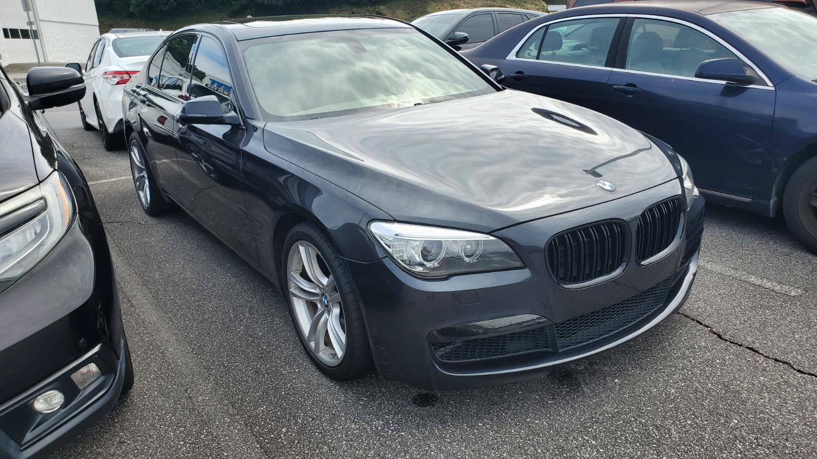 Used 2013 BMW 750i RWD image 2
