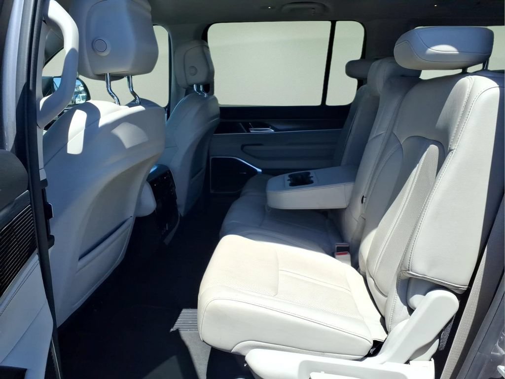 Used 2023 Jeep Wagoneer L Series II AWD/4WD image 5