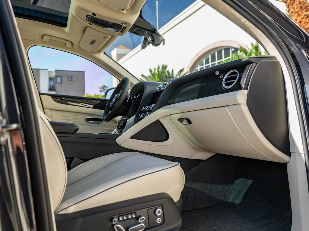 Used 2025 Bentley Bentayga image 19