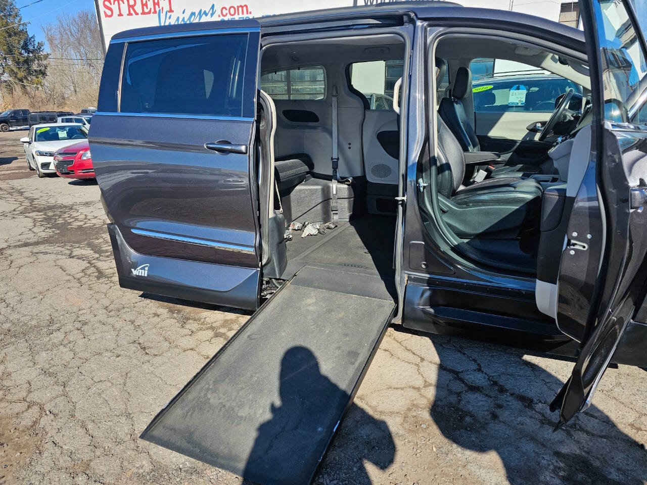 Used 2017 Chrysler Pacifica Touring-L image 6