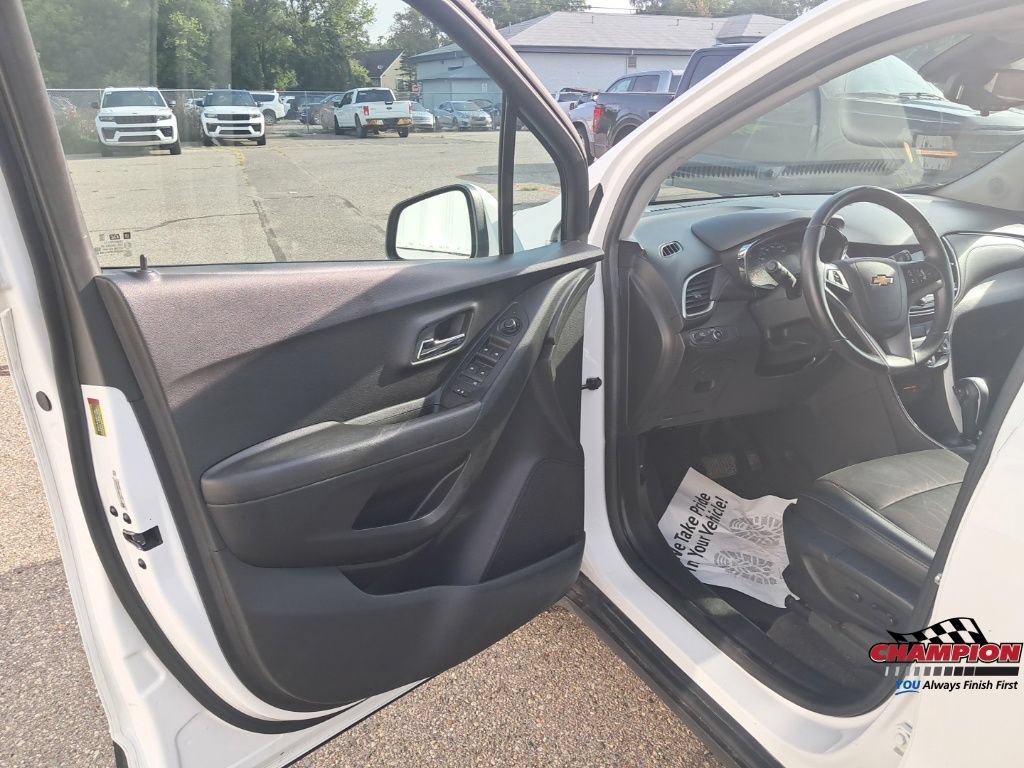Used 2018 Chevrolet Trax LT w/ LT Convenience Package FWD image 16