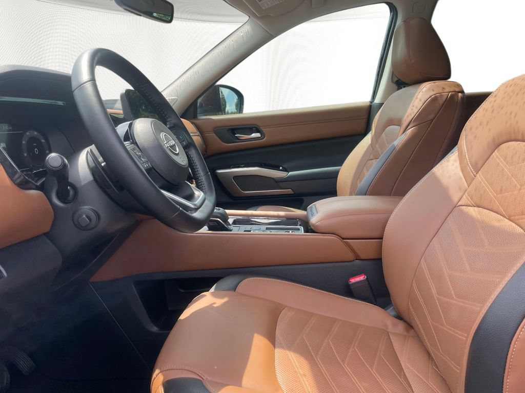 Used 2025 Nissan Pathfinder Platinum FWD image 17