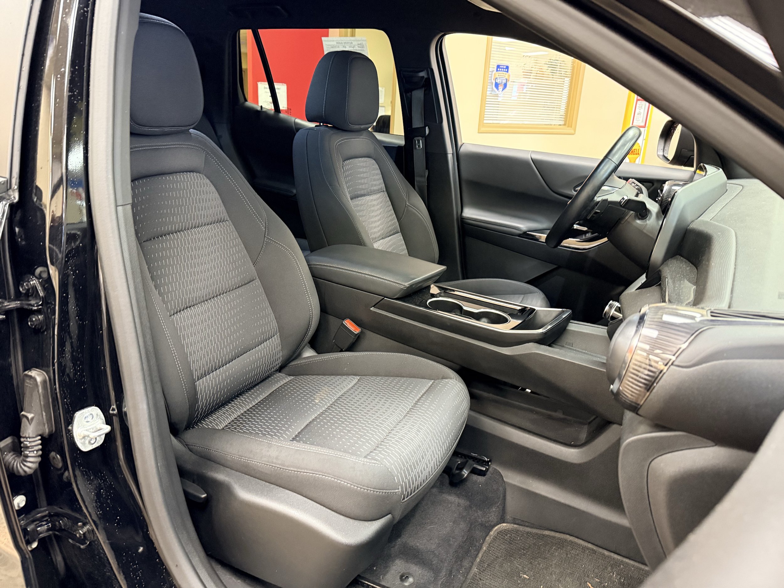 Used 2025 Chevrolet Equinox LT w/ Safety and Technology Package AWD/4WD image 12