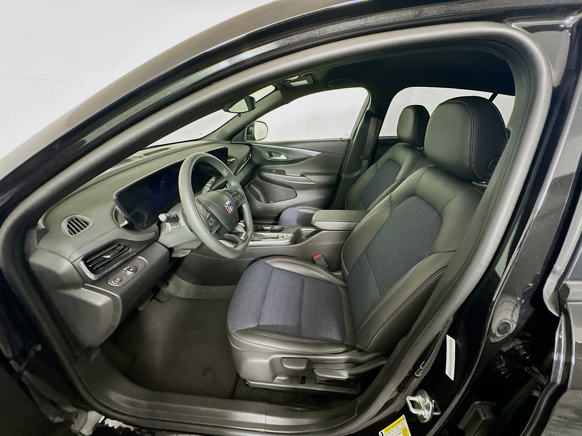 Used 2025 Buick Envista Preferred image 13