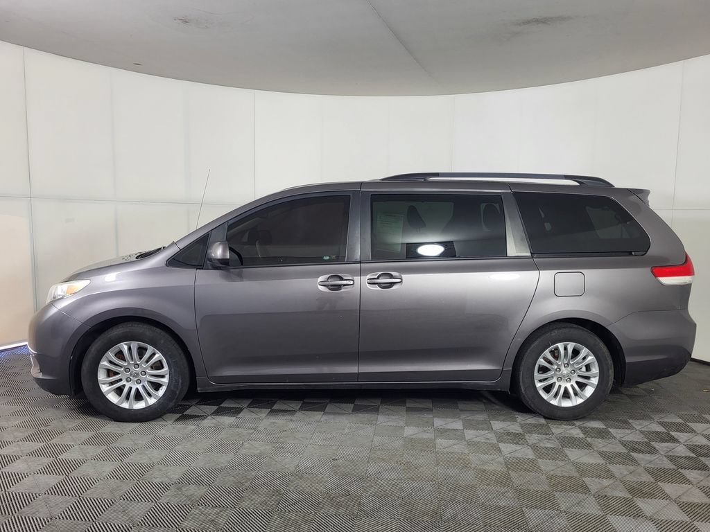 Used 2014 Toyota Sienna XLE FWD image 4