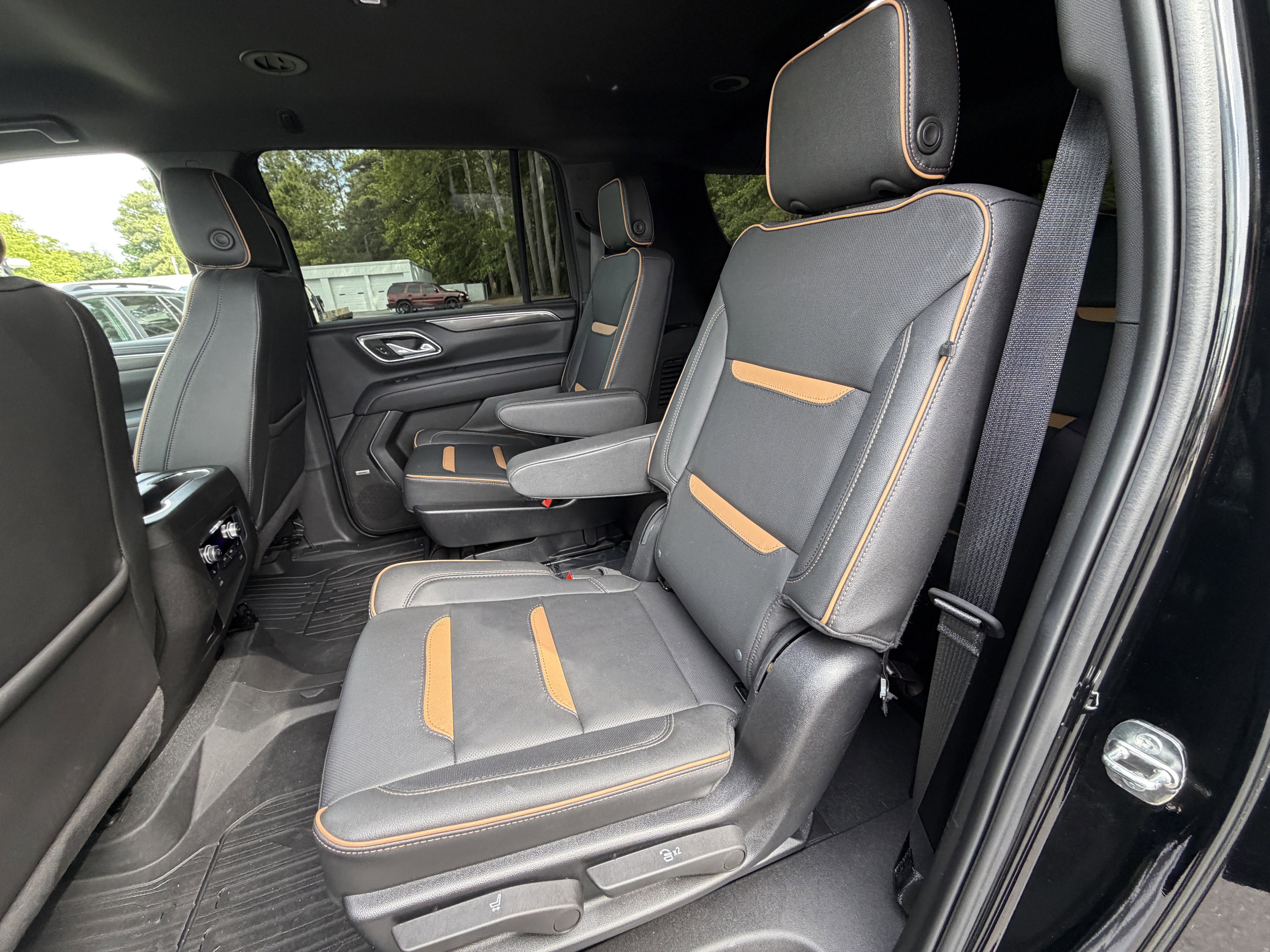 Used 2024 GMC Yukon XL AT4 w/ Technology Package AWD/4WD image 16