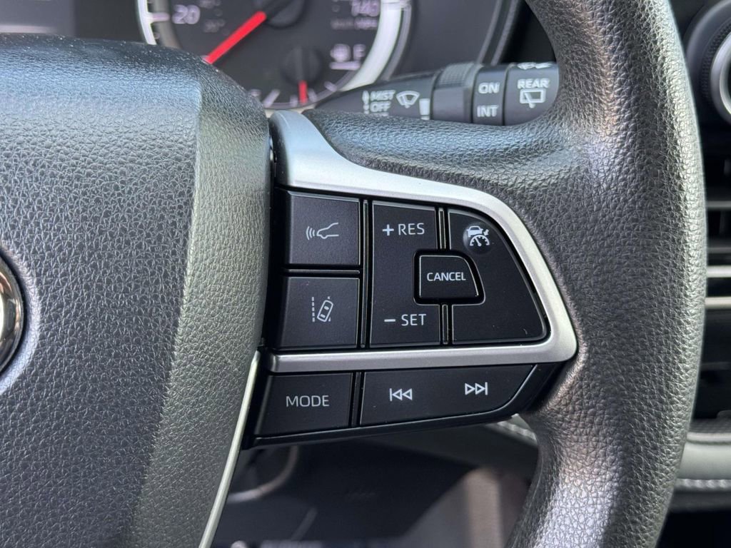 Used 2022 Toyota Highlander L image 12