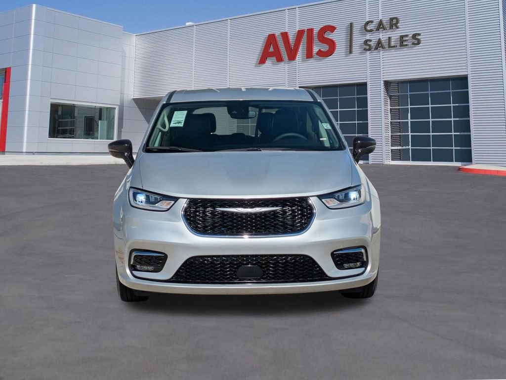 Used 2024 Chrysler Pacifica Touring-L image 2