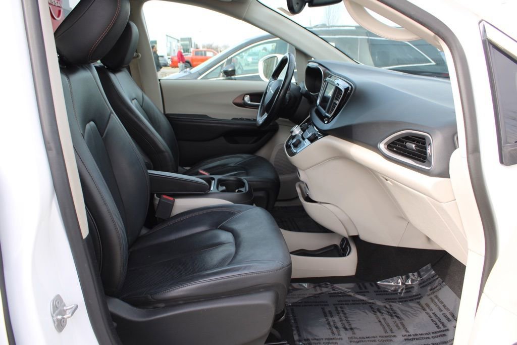 Used 2019 Chrysler Pacifica Touring-L image 21