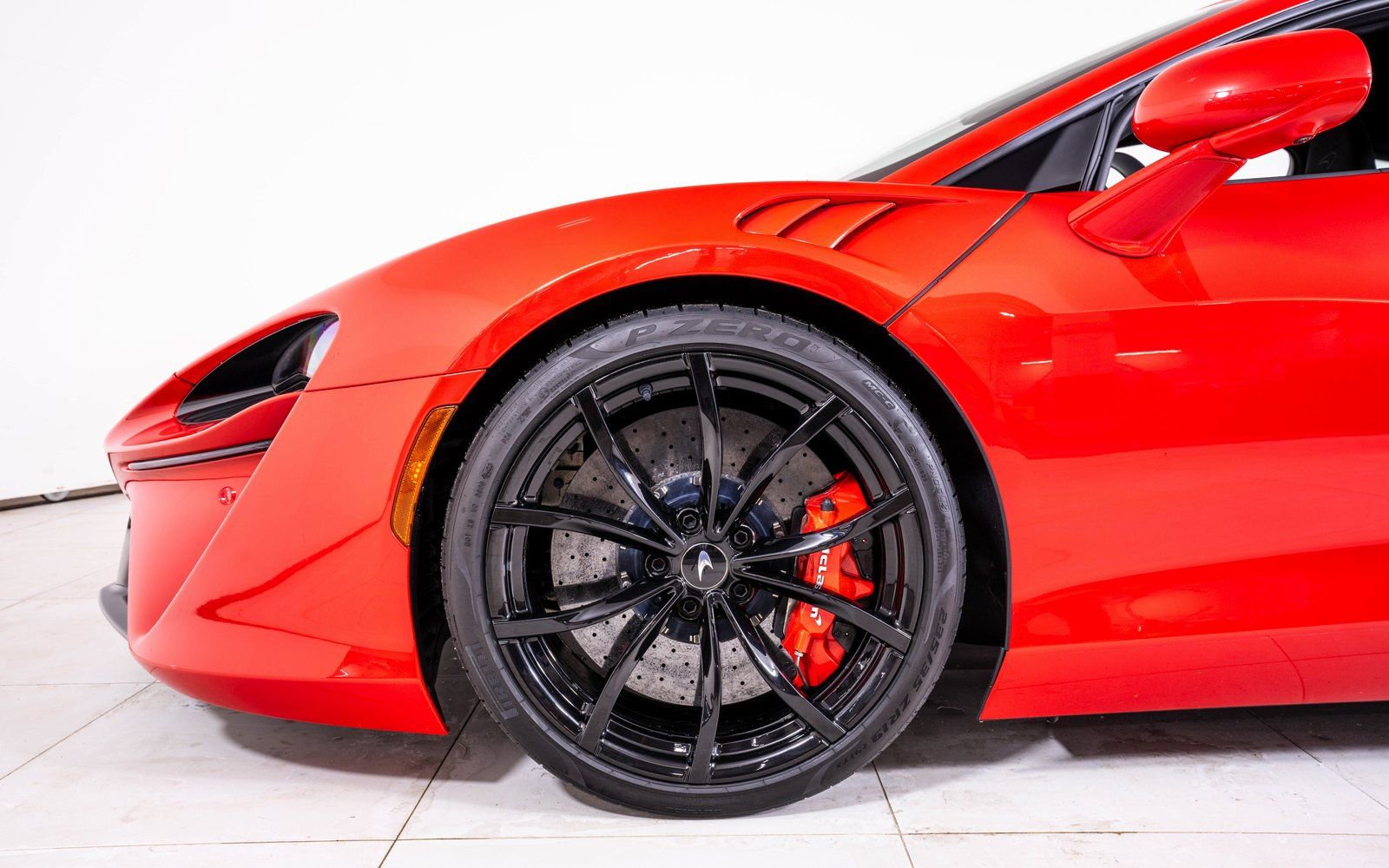 Used 2024 McLaren Artura image 12