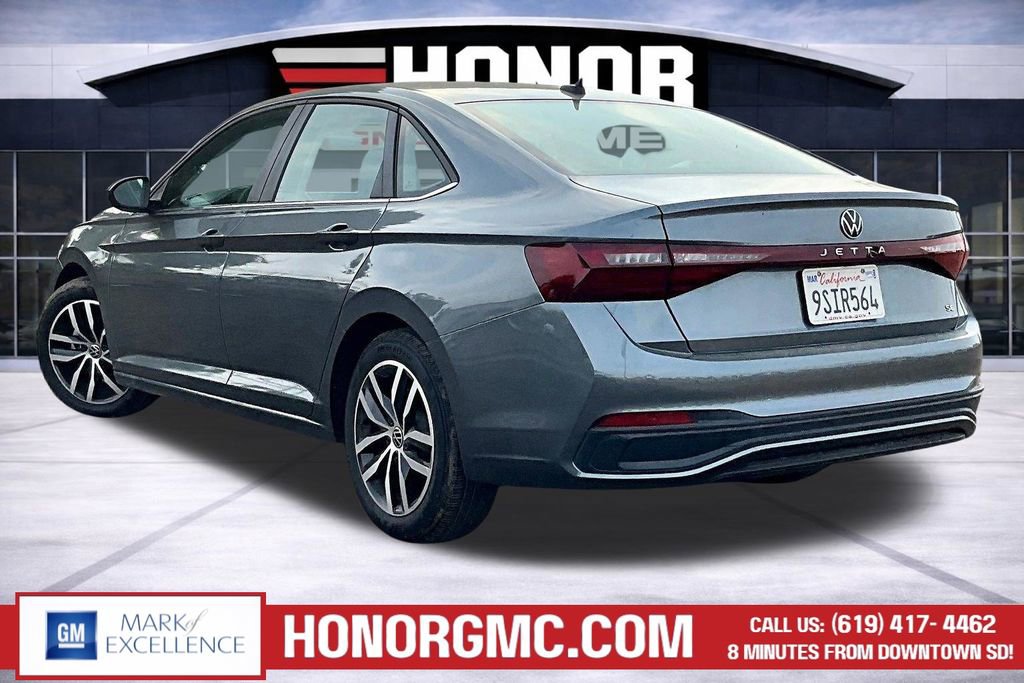 Used 2025 Volkswagen Jetta SE FWD image 4