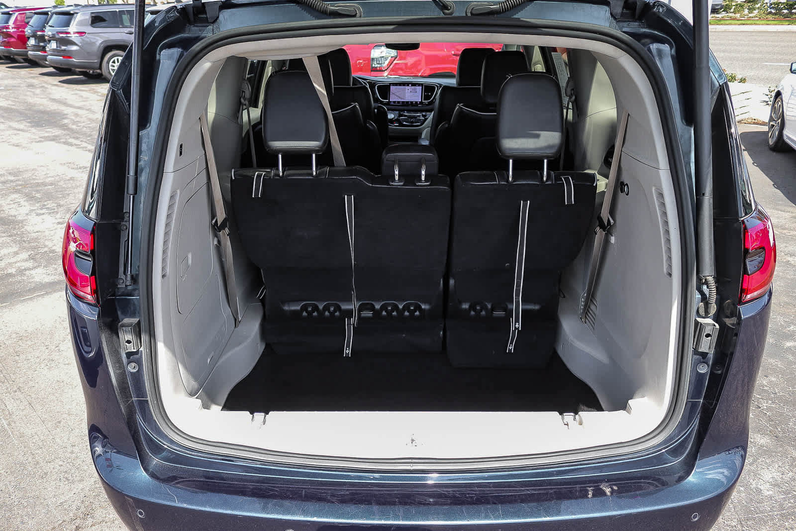 Used 2023 Chrysler Pacifica Limited FWD image 26