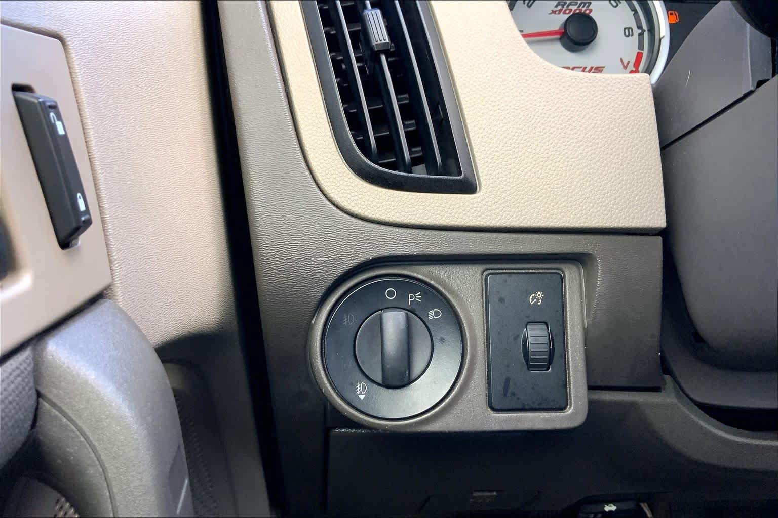 Used 2010 Ford Focus SE FWD image 32