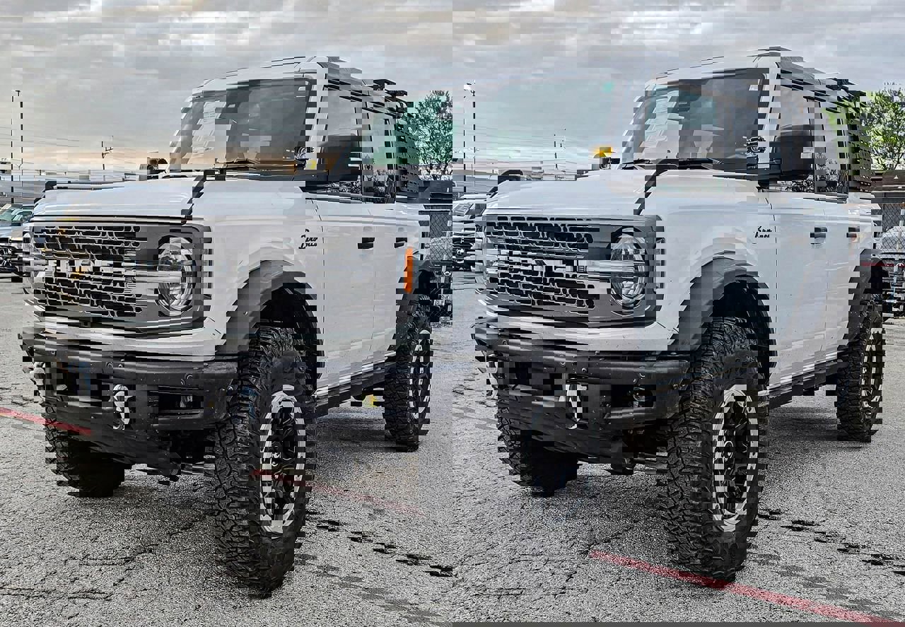 Used 2024 Ford Bronco Badlands image 3