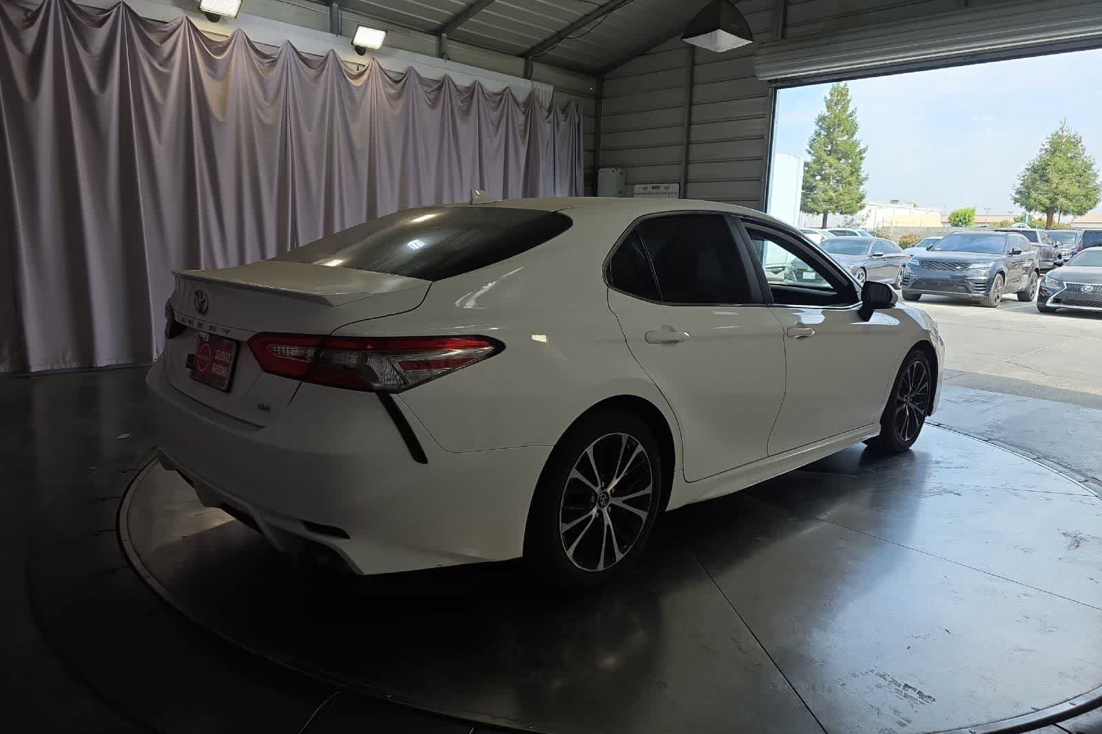 Used 2019 Toyota Camry SE w/ Audio Package FWD image 3