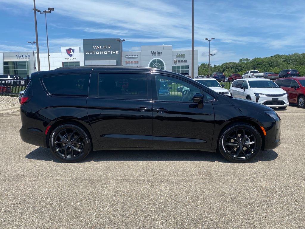 New 2027 Chrysler Pacifica Limited w/ S Appearance Package FWD image 7