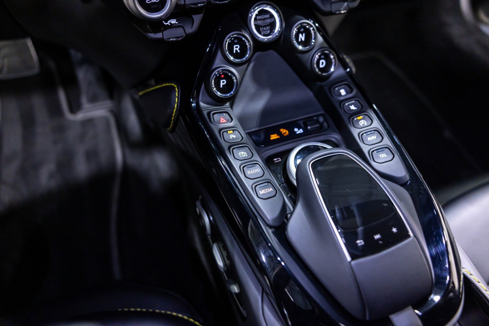 Used 2022 Aston Martin V8 Vantage Coupe RWD image 48
