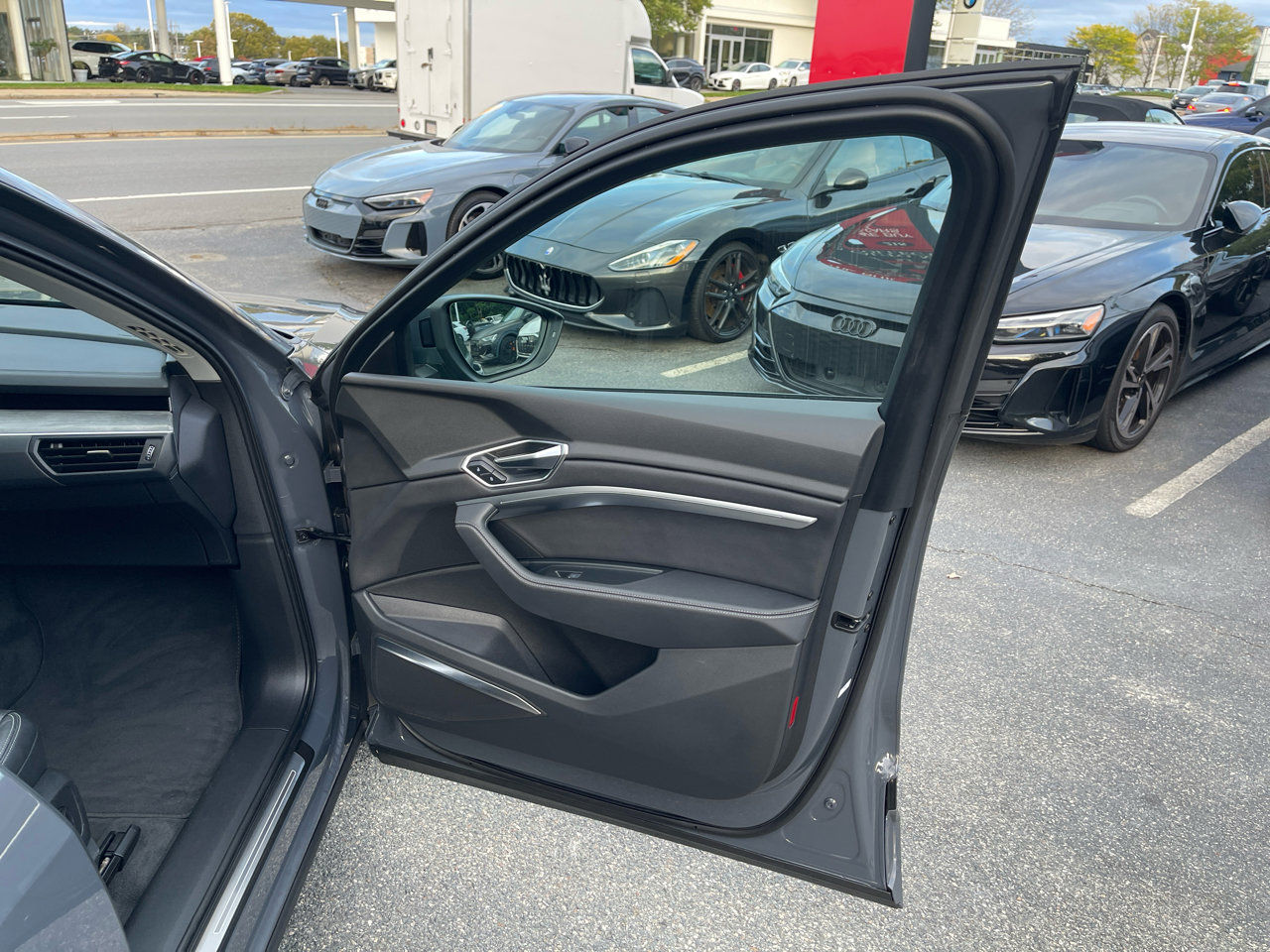 Used 2024 Audi Q8 e-tron Premium Plus w/ Premium Plus Package image 45